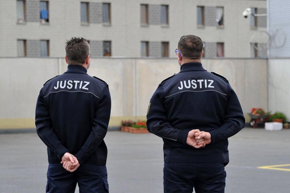 Zwei Justizbeamte stehen vor der JVA Dresden. In der letzten Zeit klagen viele über die zunehmende Aggressivität in den Gefängnissen (Symbolfoto).