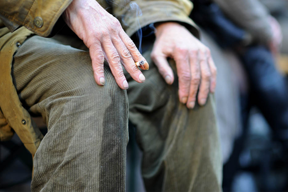 Eigentlich wollte sich der Obdachlose nur eine Zigarette anzünden. (Symbolbild)
