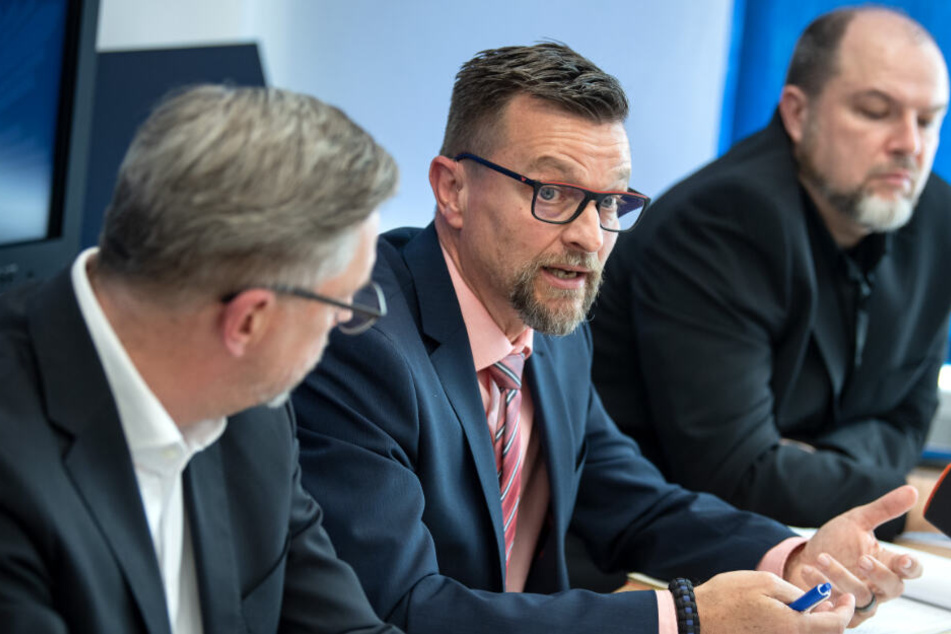 Rainer Nachtigall (l-r), Landesvorsitzender der Deutschen Polizeigewerkschaft (DPolG) in Bayern, Stefan Pfeiffer, Leiter der Verkehrspolizei Feucht, und Markus Heiß von der DPolG bei der Pressekonferenz über Gaffer.