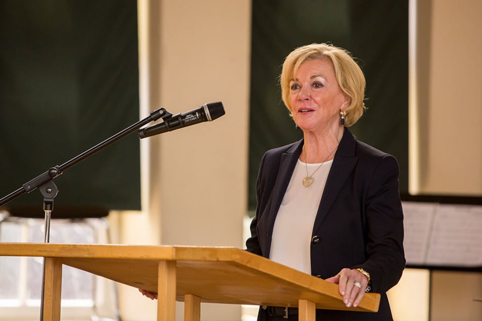 Liz Mohn erklärt in ihrer Rede den Hintergrund zur Spende.