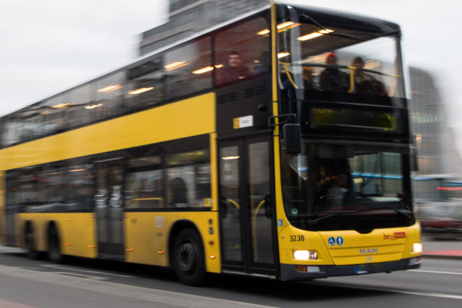 Weil ein Fahrer plötzlich auf seine Spur wechselte, musste ein Busfahrer abrupt und hart bremsen. (Symbolbild)