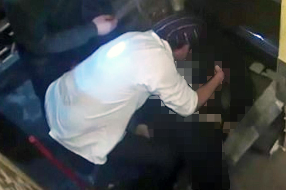 Der Mann wurde in dem Fahrstuhl mit dem Oberkörper eingeklemmt und starb später im Krankenhaus.
