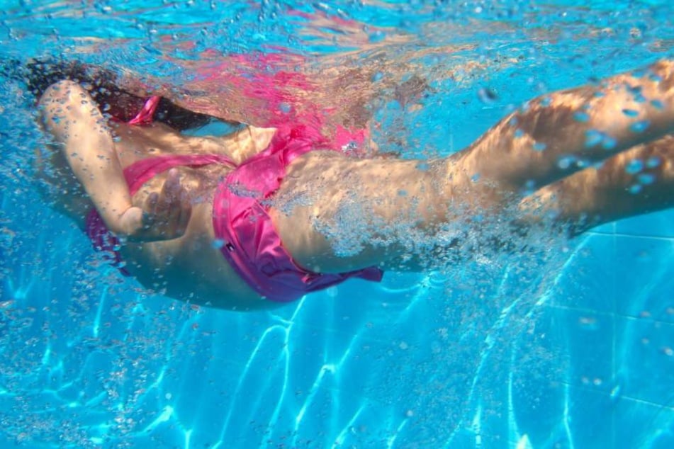 Das Mädchen war anscheinend alleine ans Schwimmbecken gegangen. (Symbolbild)