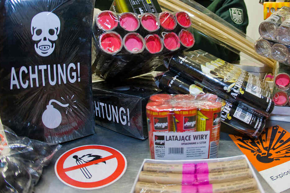 Die Polizei hat mehrere hundert Stück Pyrotechnik beschlagnahmt.