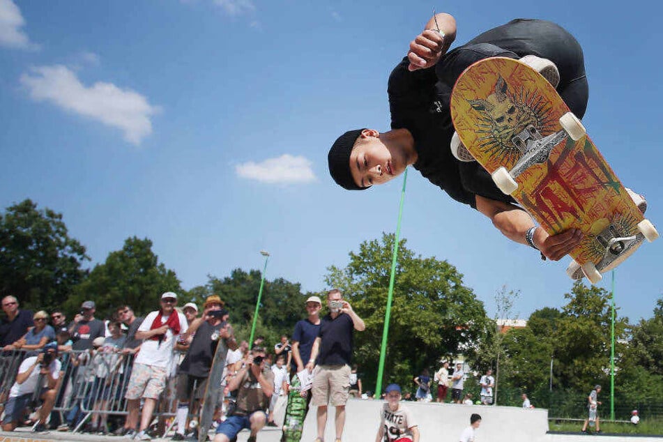 Profiskater Lennard Janssen springt mit seinem Skateboard im neuen Skatepark Eller.