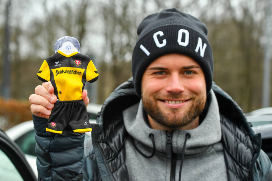 Niklas Kreuzer (24) zeigt das Minitrikot für die Autoscheibe, das Ihr Euch am kommenden Dienstag sichern könnt.