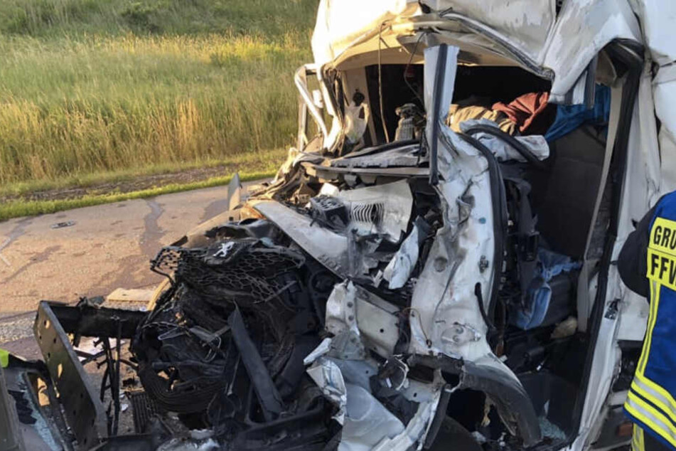 Der Transporter wurde unter dem Auflieger des Lkw verkeilt.