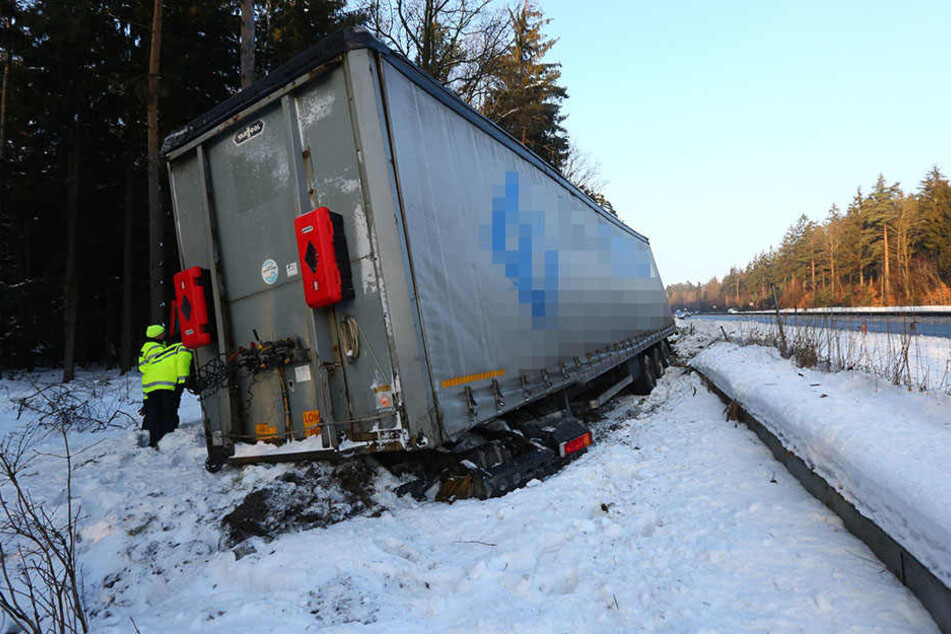 Der Lkw muss nun durch einen Kran geborgen werden.