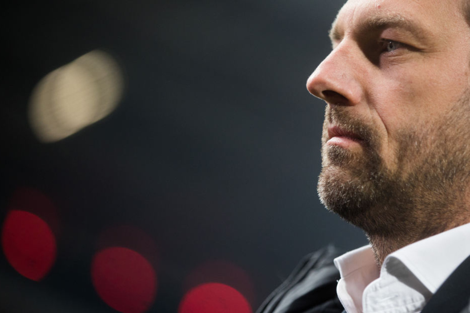 VfB-Coach Markus Weinzierl ärgerte sich über einen nicht gegebenen Elfmeter in der ersten Minute.