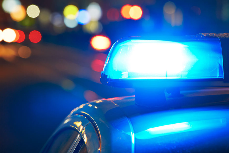 Polizei und Rettungskräfte eilten zur Unglücksstelle. (Symbolbild)