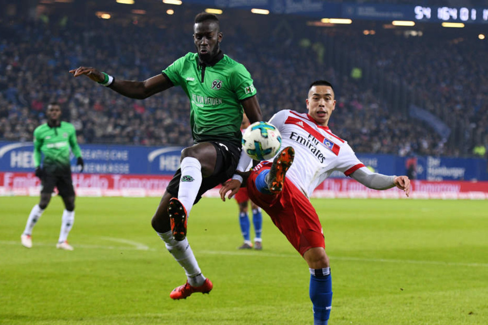Im Februar traf Bobby Wood (rechts) noch für den HSV auf Hannover 96 (Archivbild). Bald ist es umgekehrt.