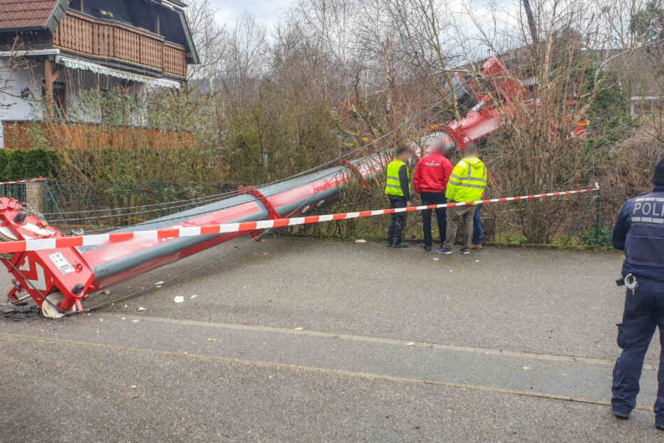 Der Kranarm verfehlte ein Haus in der Nähe nur knapp.