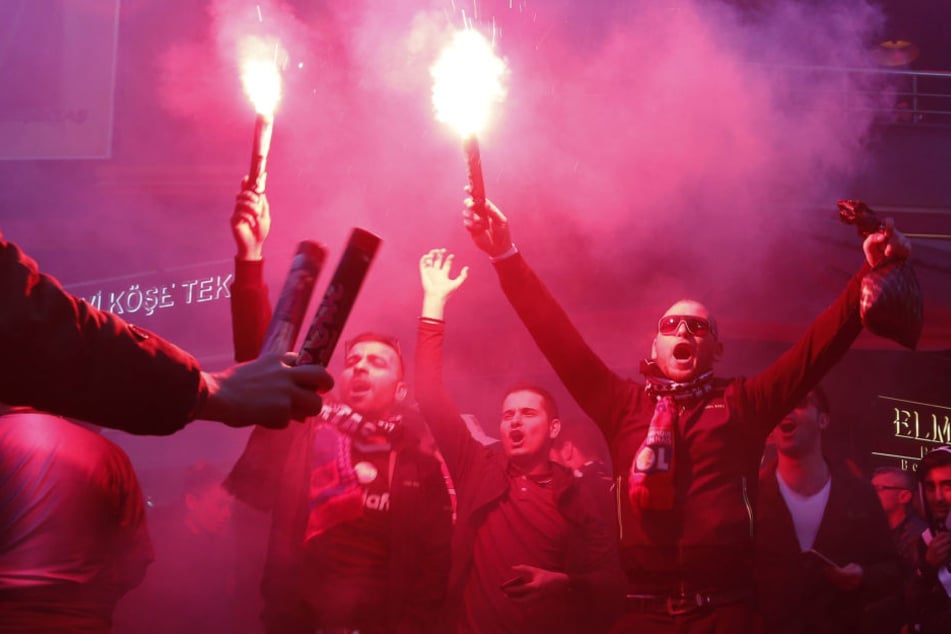 Nach Ausschreitungen im Spiel der Türken bei Olympique Lyon spielt der türkische Meister auf UEFA-Bewährung. Ein weiteres Vergehen könnte den Ausschluss aus den europäischen Wettbewerben nach sich ziehen.