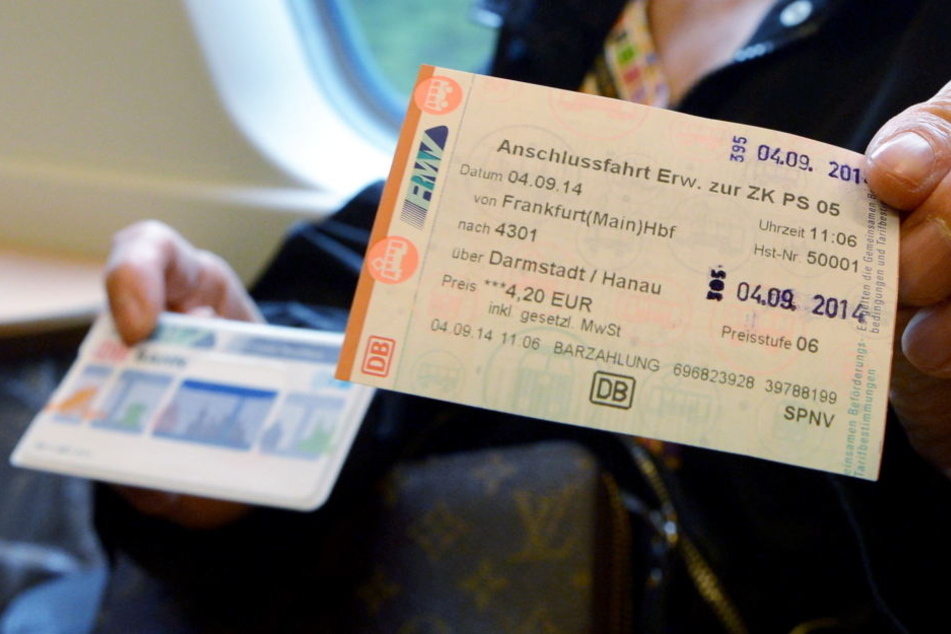 Der Schwarzfahrer schlug einen Kontrolleur mit der Faust und lief davon. (Symbolbild)