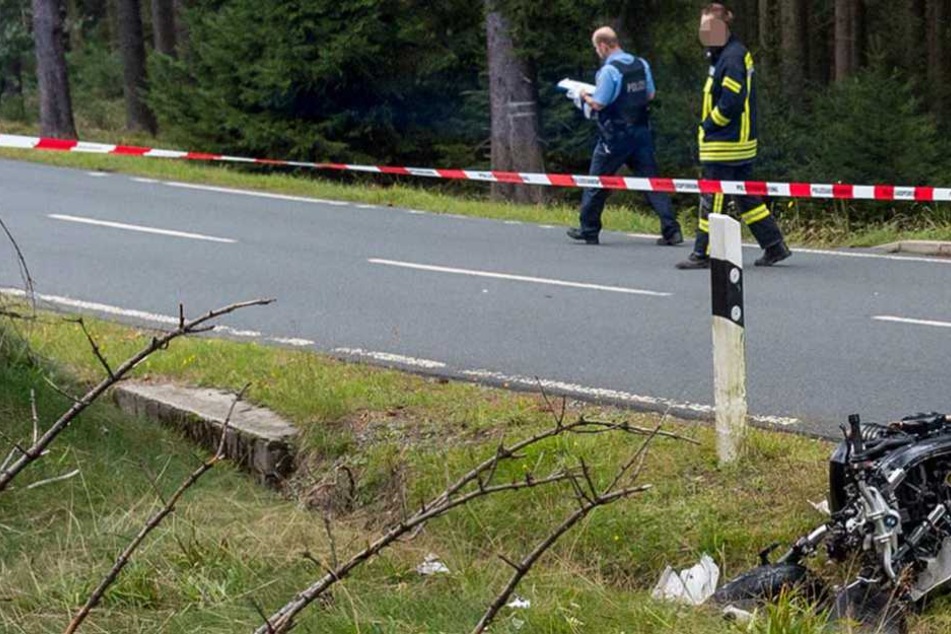 Rettungskräfte fanden einen toten Motorradfahrer in einem Wassergraben (Symbolbild).