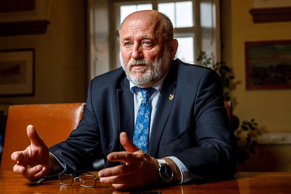 Der Görlitzer Oberbürgermeister Siegfried Deinege (62, parteilos) sorgt sich um die Zukunft seiner Stadt.