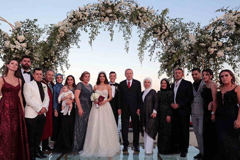 Recep Tayyip Erdogan (7.v.r) steht mit seiner Ehefrau Emine Erdogan (6.v.r) auf der Hochzeit von Fußballer Mesut Özil (8.v.r) und seiner Ehefrau Amine Gülse (10.v.r) zusammen mit deren Familien für ein Hochzeitsfoto bereit.