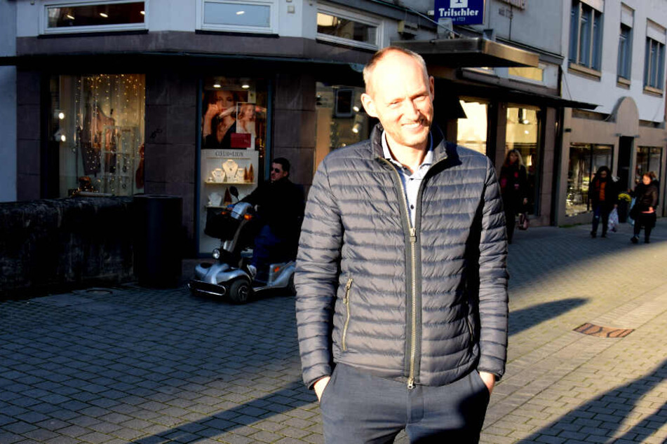In der Esslinger Fußgängerzone: VfB-Präsidentschaftskandidat Christian Riethmüller.