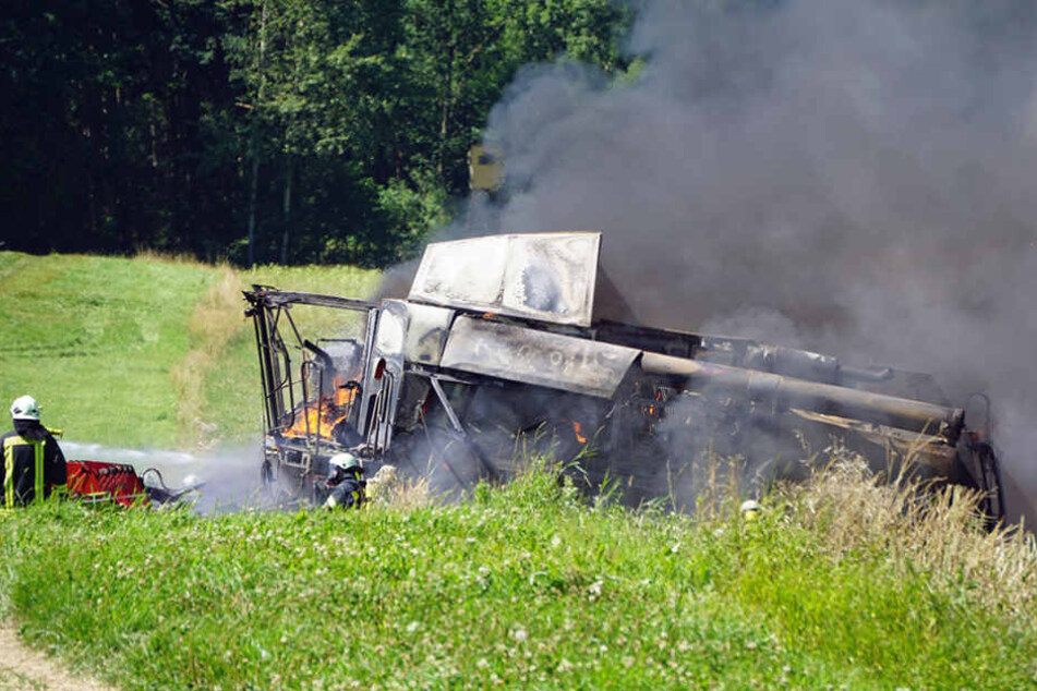 Ein Mähdrescher und ein Traktor gingen am Sonntagmittag in Flammen auf.