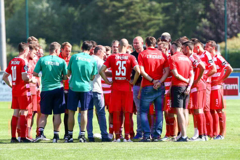 Alles hört auf mein Kommando! FSV-Coach Joe Enochs (M.) mit klaren Anweisungen an seine Mannschaft.