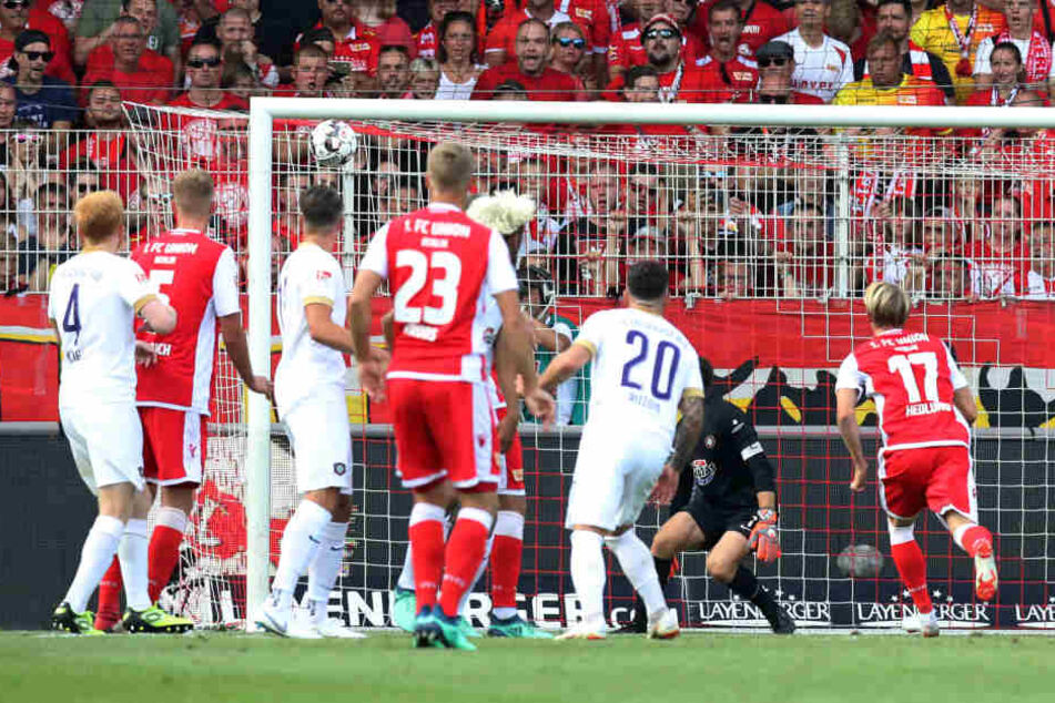 Tor für Union Berlin: Felix Kroos (23, Union) erzielt per Freistoß das 1:0.