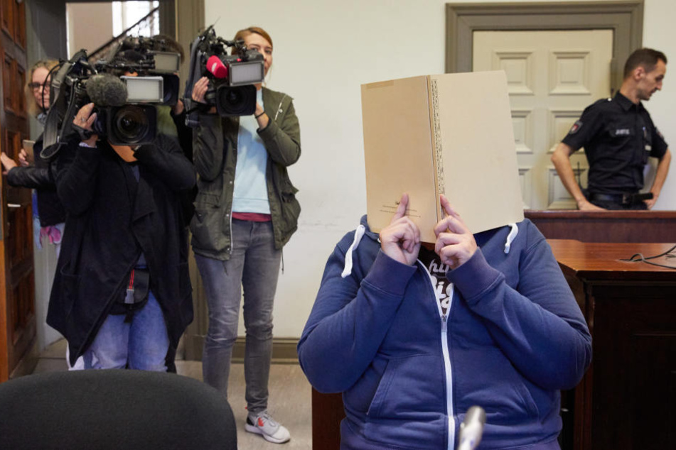 Die Angeklagte sitzt vor Prozessbeginn in einem Saal des Strafjustizgebäudes. Die 39-Jährige wird wegen versuchten Mordes angeklagt.