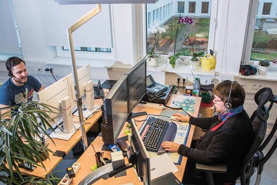 Annegret Schmidt ( 54) und Philipp Ochmann (31) arbeiten im Behördencenter, nehmen Anrufe unter der Nummer 115 entgegen.