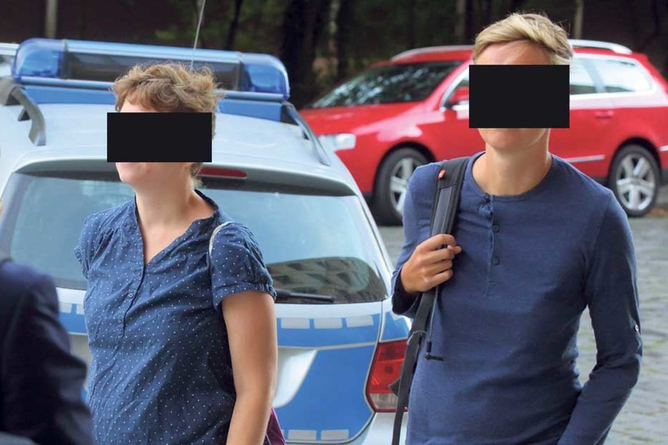 Sara W. (33) und Susann R. (32, v.l.) kamen am Dienstag zum Amtsrichter. Die Mitangeklagte Frederike M. (30) fehlte entschuldigt, weilt im Ausland.