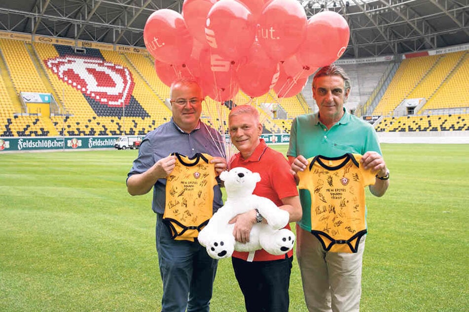 Stadtfest-Organisator
Frank
Schröder (47),
Sparkassen-Sprecher
Andreas
Rieger
(53) und Dynamo-Sportchef
Ralf Minge (56,
v.l.) laden
alle Familien
zur Baby-Parade
ein.