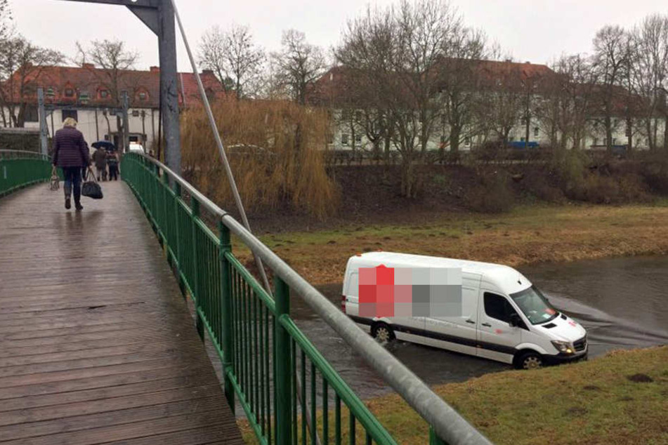 Der Transporter stand nach dem Unfall mitten im Fluss.