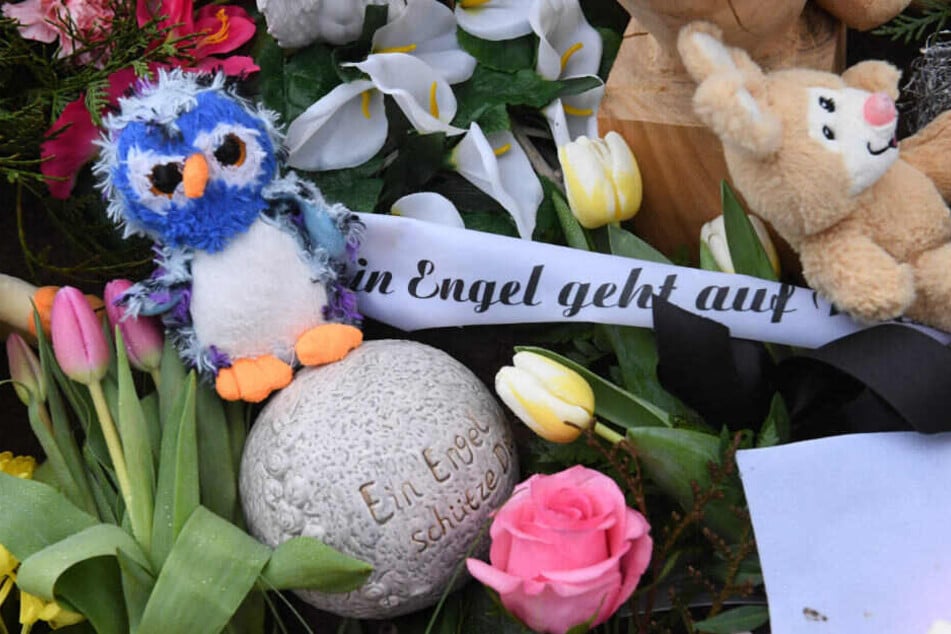 Auf dem Friedhof im Zentrum der Stadt liegen Blumen und ein Teddybär auf dem Grab des sechsjährigen Mädchens, das am 12.01.2019 in Torgelow ums Leben kam.