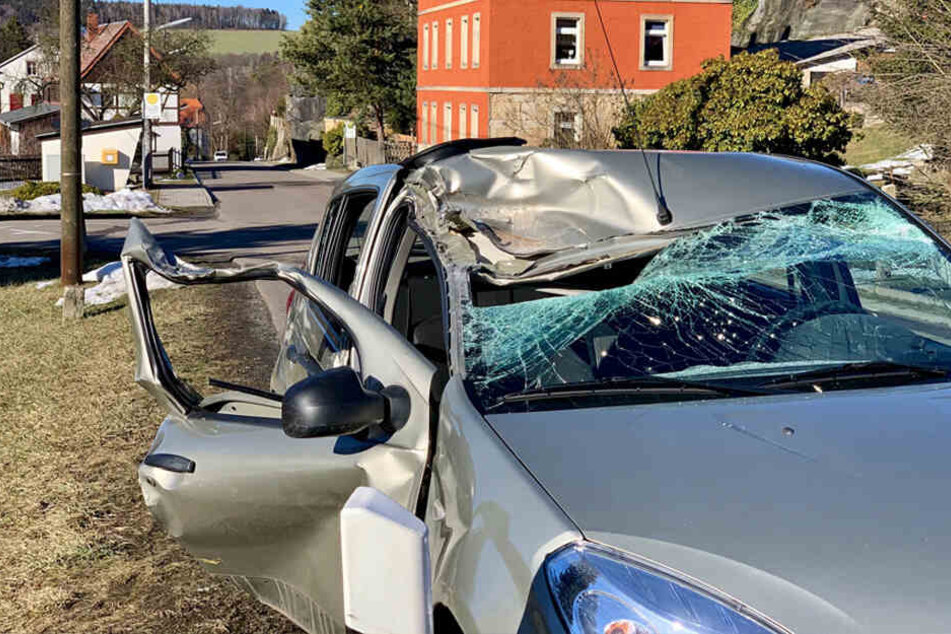 Der Dacia wurde an der Frontscheibe stark beschädigt.