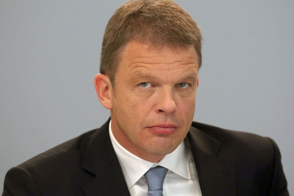 Der stellvertretende Vorstandsvorsitzende der Deutschen Bank, Christian Sewing, wollte noch keine konkreten Äußerungen zum Abbau von Mitarbeitern tätigen.