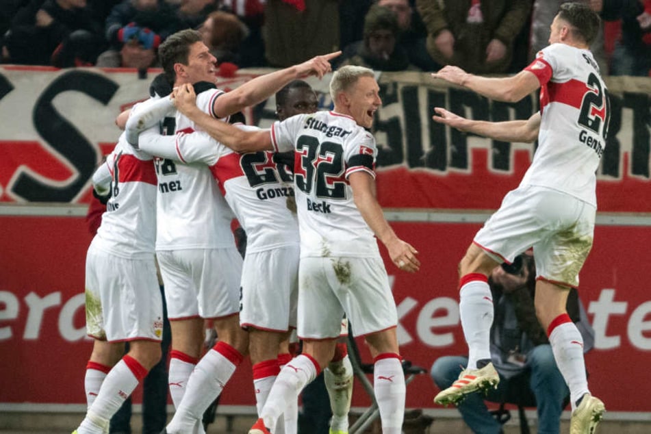 Jubel nach dem 2:1-Treffer von Mario Gomez (links). Die Freude über den Sieg währte nicht lange.