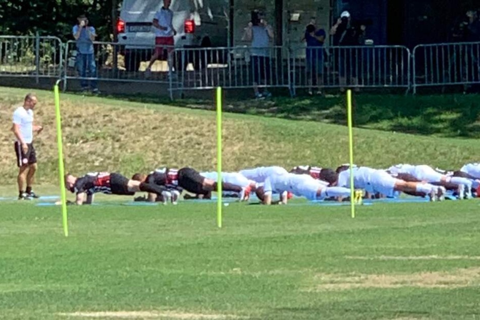 Unter den wachsamen Augen des Ahtletik-Trainers hieß es für die Eintracht-Kicker erstmal warm machen.