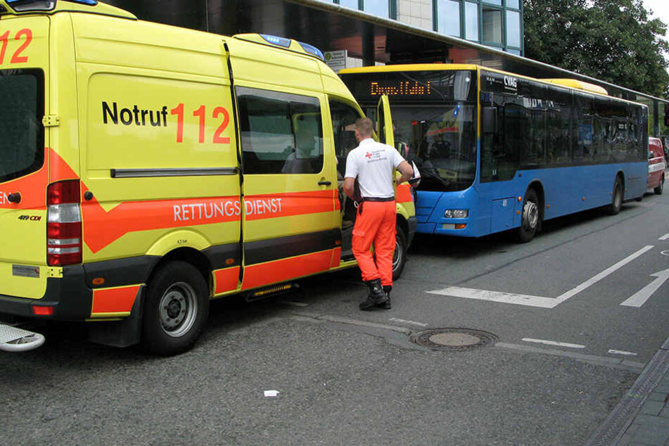 Ein Mann stürzte in einem Bus und schlug sich den Kopf auf.