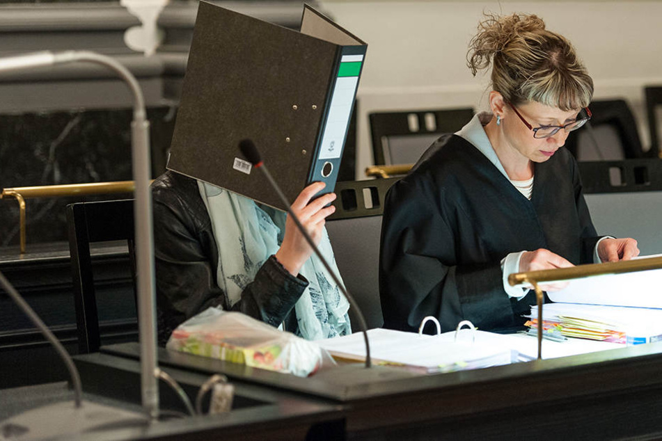Michaela P. (17) beim Prozessauftakt im Gericht in Zwickau. (Archivbild)
