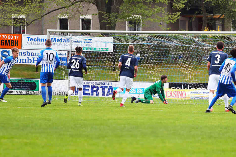 Neugersdorfs Eric Träger (l.) hatte vom Punkt getroffen, CFC-Keeper Joshua Mroß war geschlagen.