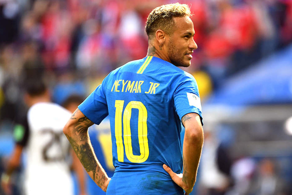 Neymar mit auffälliger Haarpracht und einem späten Tor.