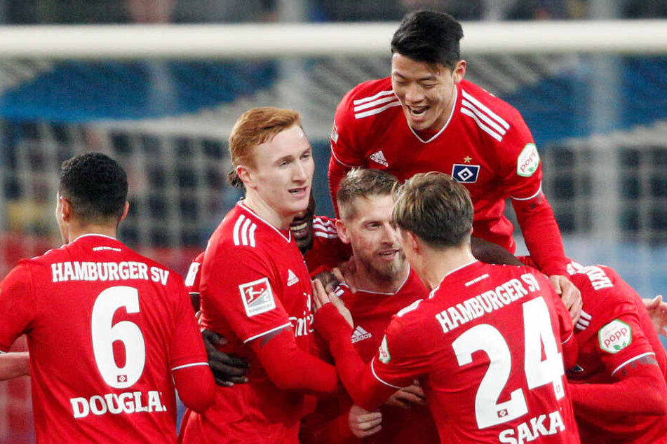 Der Hamburger Torschütze Aaron Hunt (Mitte) wird zum 2:1 von seinen Mannschaftskollegen umjubelt.