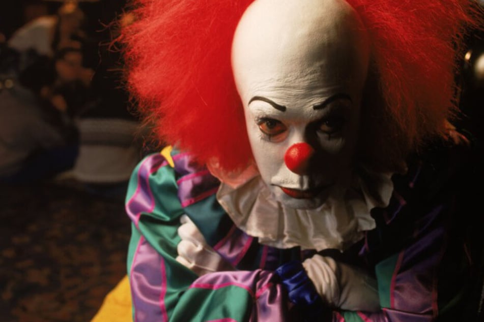 Der einzig wahre Horror-Clown: Pennywise (Tim Curry) kehrte - wie auch in der Buchvorlage zu "ES" - nach 27 Jahren zurück. Kabel Eins zeigt die Fassung von 1990.