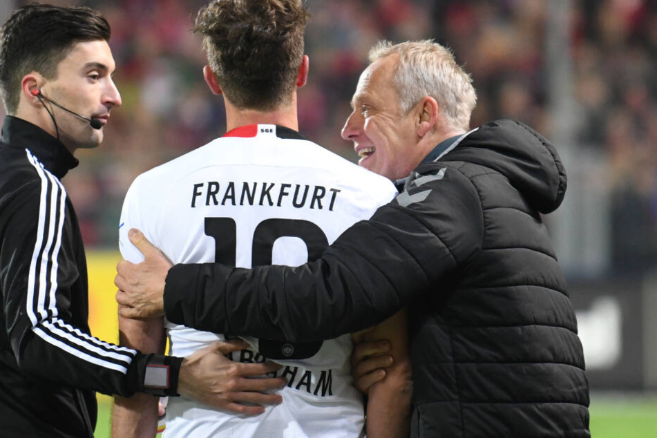 Freiburg-Coach Christian Streich (Re.) nahm Eintracht-Kapitän David Abraham (Mi.) den Schubser nicht allzu lange übel.
