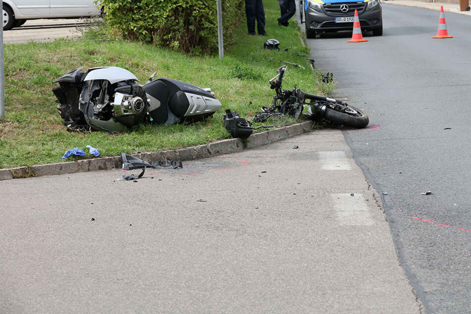 Das Motorrad wurde bei dem Unfall regelrecht auseinandergerissen.