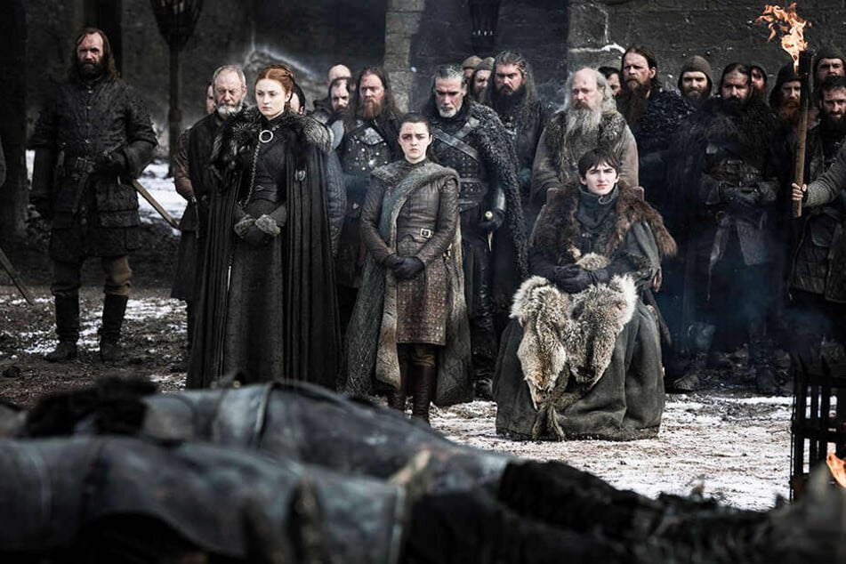 Die Starks und ihre Freunde betrauern die Toten aus der Schlacht um Winterfell.