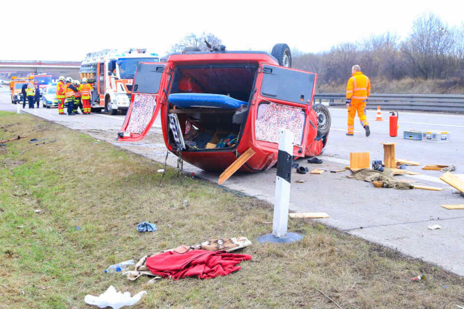 Der Caddy blieb nach dem Unfall auf dem Dach liegen.