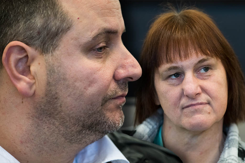 Wilfried W. (links) und Angelika W. sitzen auf der Anklagebank.