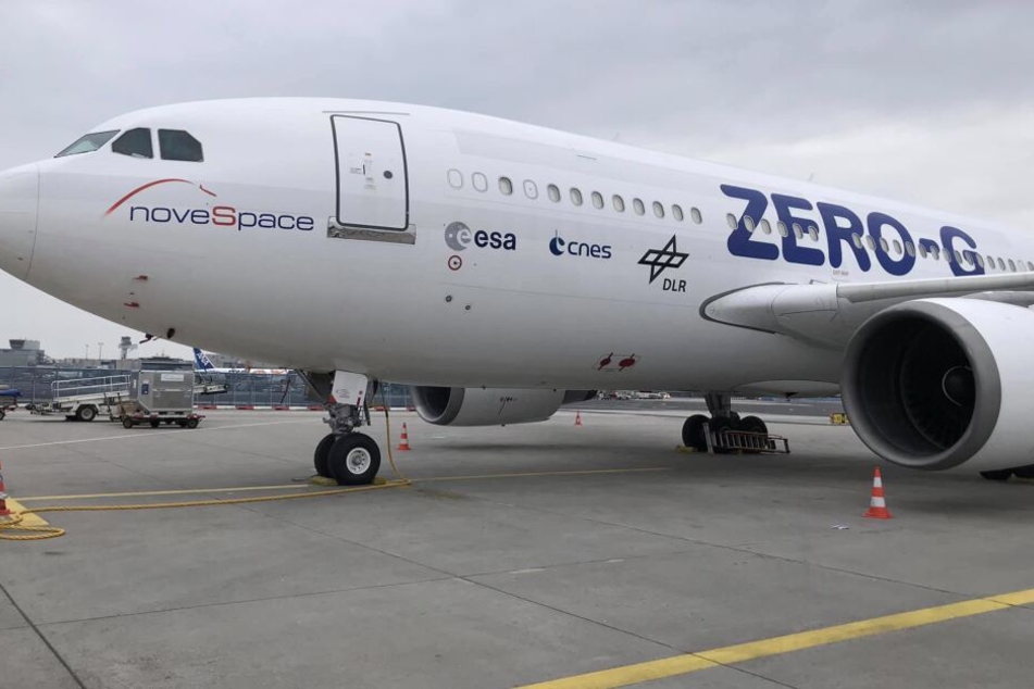 Das Flugzeug startet am Frankfurter Flughafen.