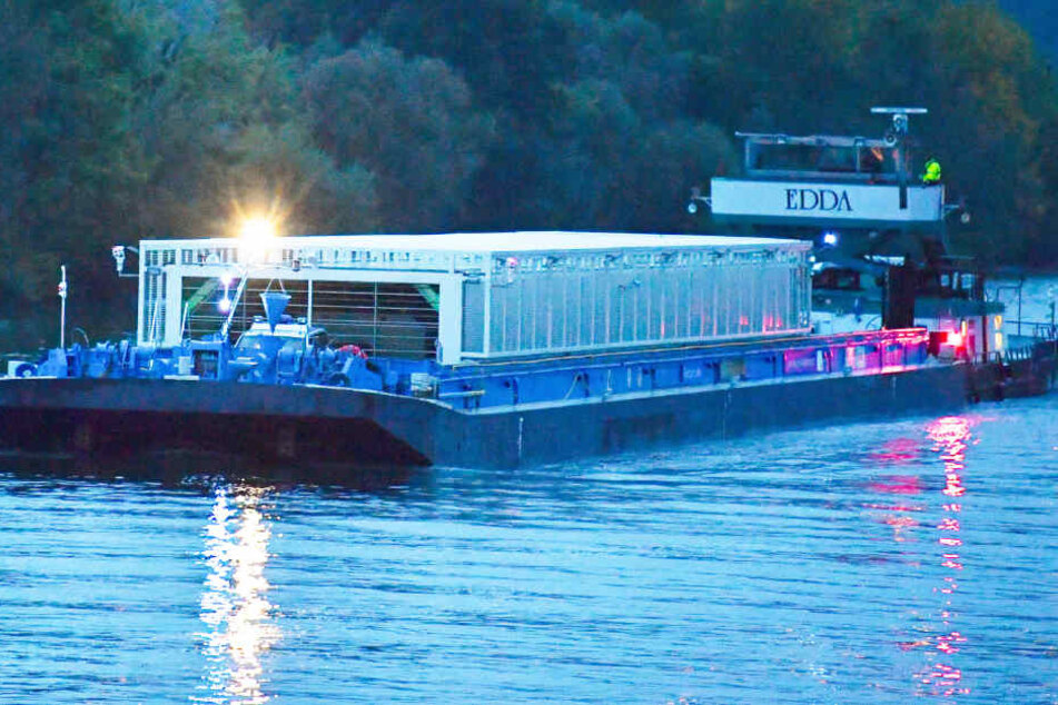 Es ist bereits das dritte Castor-Transportschiff, das die EnBW den Neckar hinabschwimmen lässt.