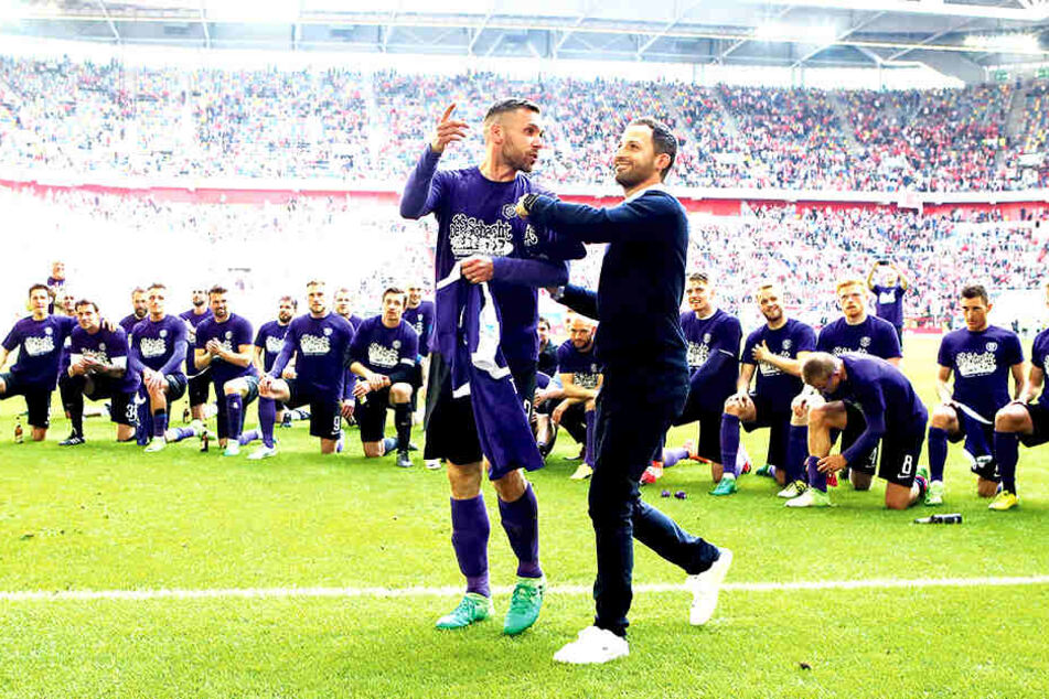 In Düsseldorf feierten Christian Tiffert (l.) und Domenico Tedsco noch
gemeinsam lautstark den Klassenerhalt. Jetzt muss sich der Altmeister auf einen
neuen Coach einstellen.