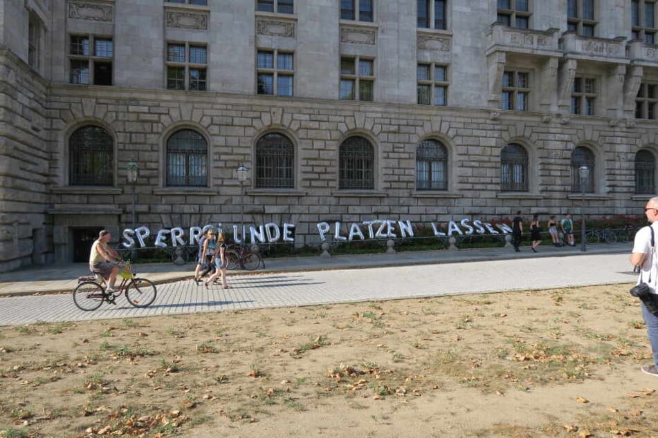 "Sperrstunde platzen lassen" - In Form von Ballons flatterte das Motto der Demonstration am Geländer vor dem Neuen Rathaus.